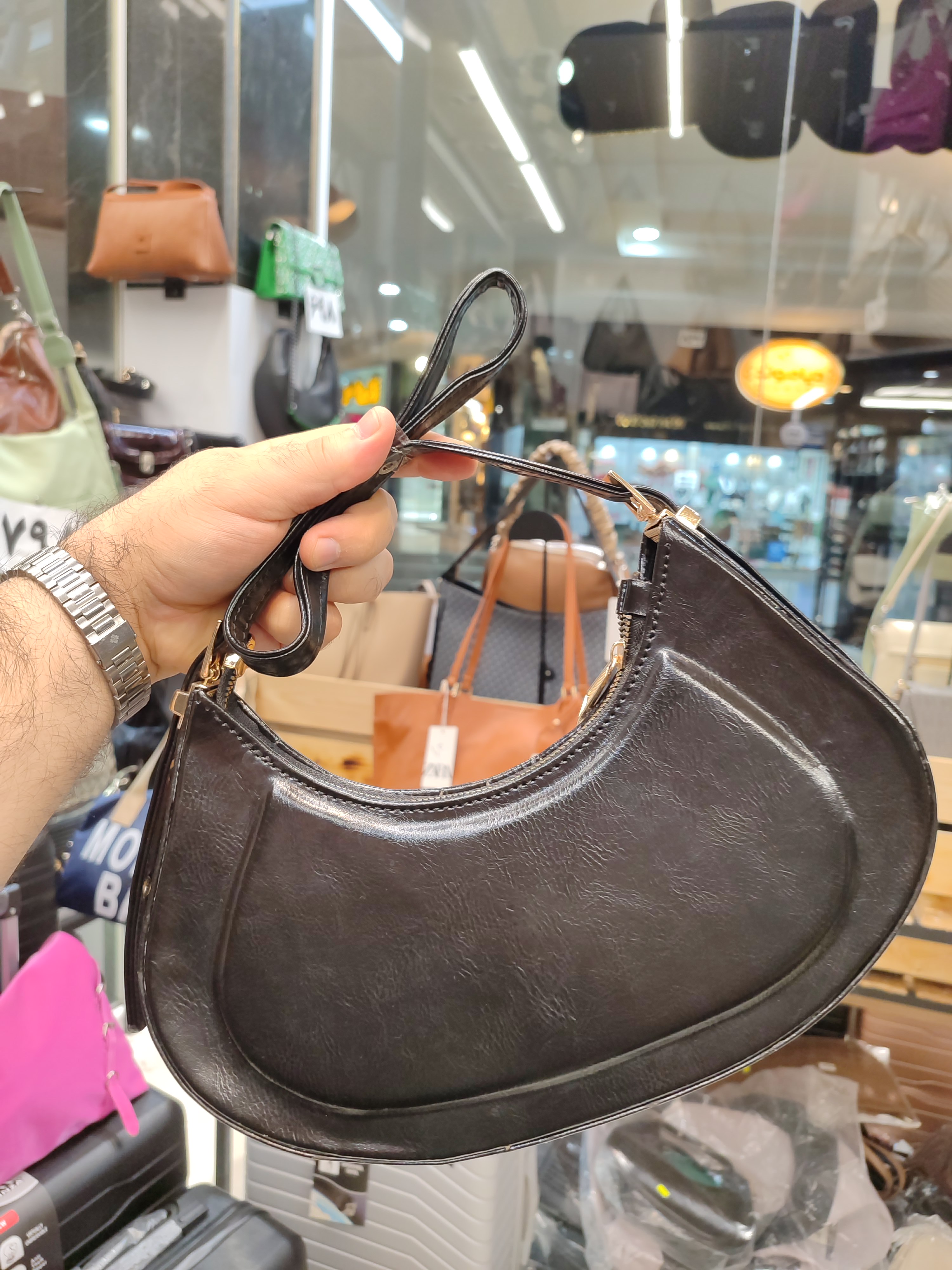 کیف هلالی چرم مصنوعی زنانه یراق استیل رنگ ثابت